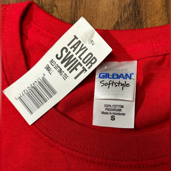 Taylor Swift NWT Red Tour 2013 Sunglasses T-shirt from the Artist - Picture 6 of 8
